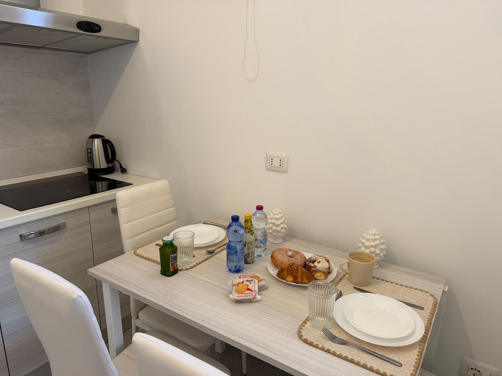 Colazione servita sul tavolo della cucina