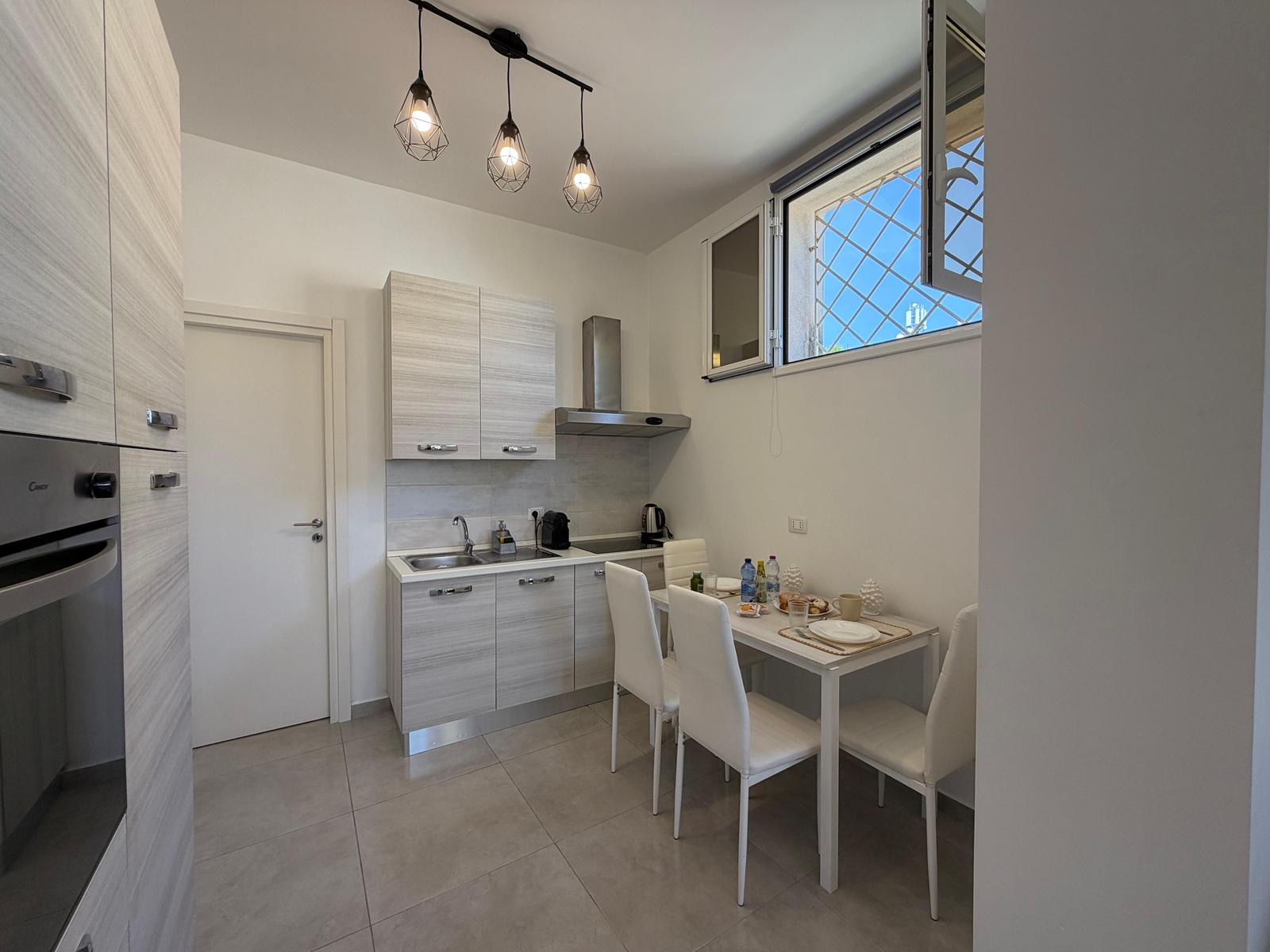 Cucina attrezzata con tavolo da pranzo