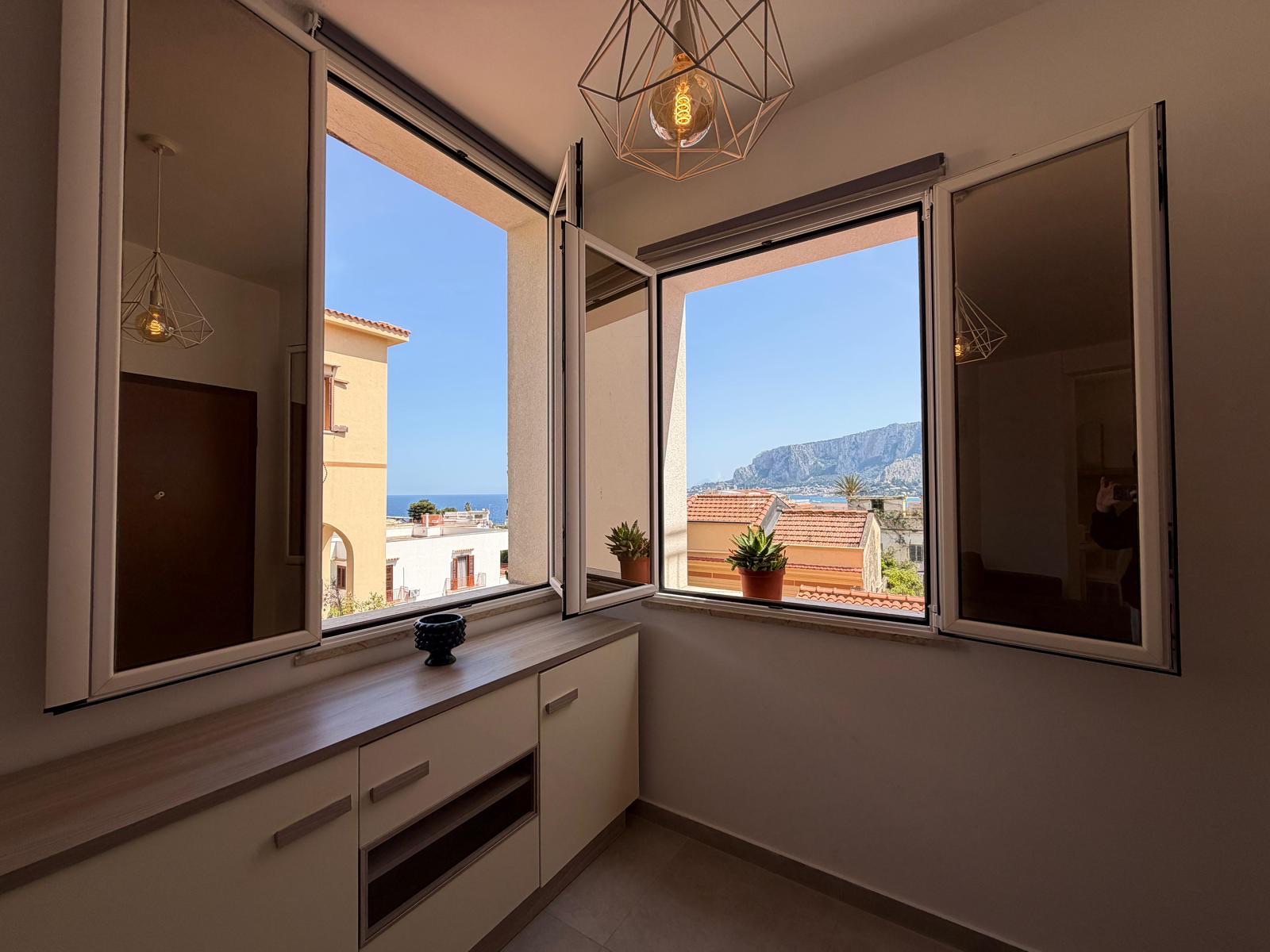 Vista sul mare dalla finestra della casa